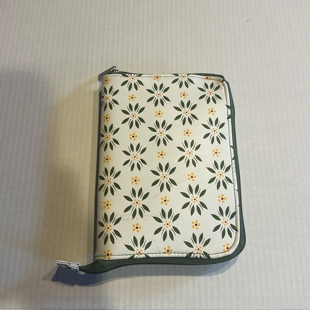 Temptations insulated zip up green white travel bag with handles & side pocket